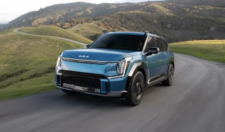 Проблемы с батареей Kia EV9: владельцы жалуются на сбои и задержки ремонта